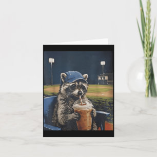 Lustiger Baseball-Waschbär trinkt kalten Kaffee Li Karte