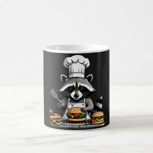 Lustiger BBQ-Waschbär dreht Burger um Kaffeetasse