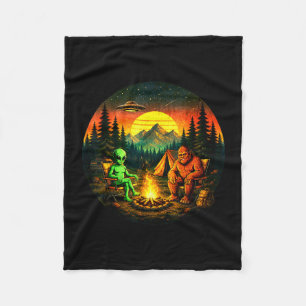 Lustiger Bigfoot-Alien beim Camping im Retro-UFO a Fleecedecke