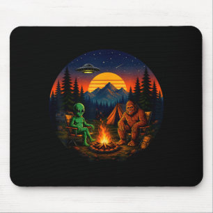 Lustiger Bigfoot-Alien-Camping-Retro-UFO-Lagerfeue Mousepad
