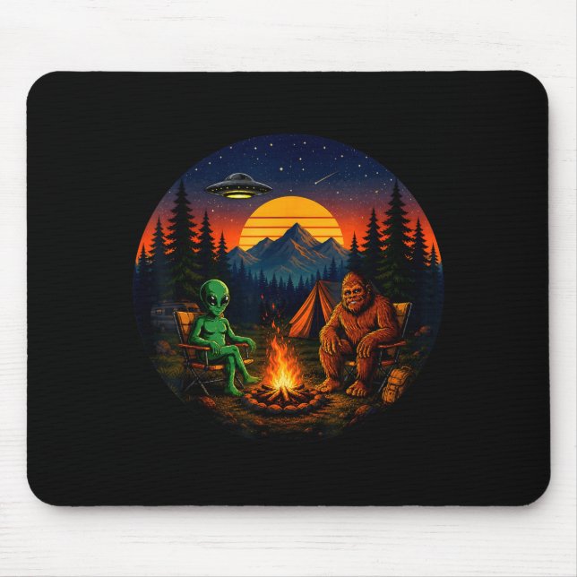 Lustiger Bigfoot-Alien-Camping-Retro-UFO-Lagerfeue Mousepad (Vorne)