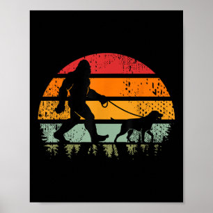 Lustiger Bigfoot, der mit Hund Labrador Retriever Poster