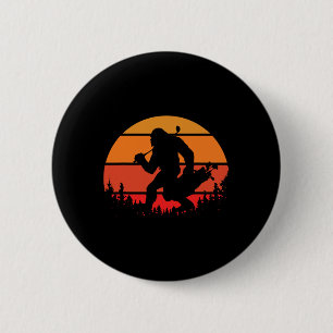 Lustiger Bigfoot-Golf Retro-Sasquatch spielt Golf  Button