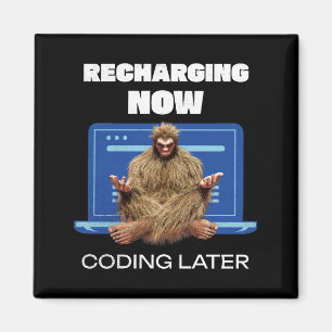 Lustiger Bigfoot-Programmierer lädt später codiere Magnet