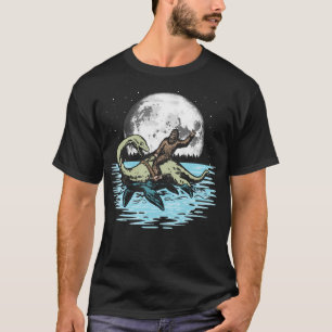 Lustiger Bigfoot reitet auf Nessie, dem Loch-Ness- T-Shirt