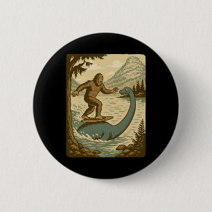 Lustiger Bigfoot surft auf Loch Ness Monster Retro Button
