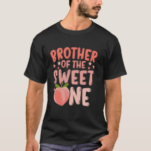 Lustiger Bruder der süßen einen niedlichen Pfirsic T-Shirt