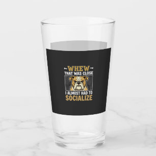 Lustiger Bulldogge sozialisiert Hund Glas