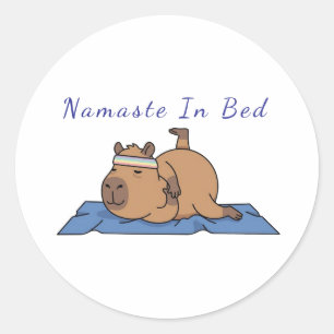 Lustiger Capybara-Yoga-Aufkleber – Namaste im Bett Runder Aufkleber
