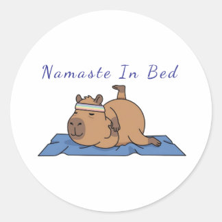 Lustiger Capybara-Yoga-Aufkleber – Namaste im Bett Runder Aufkleber
