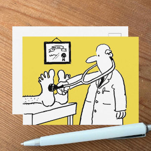 Lustiger Cartoon-Arzt benutzt Stethoskop bei einem Postkarte