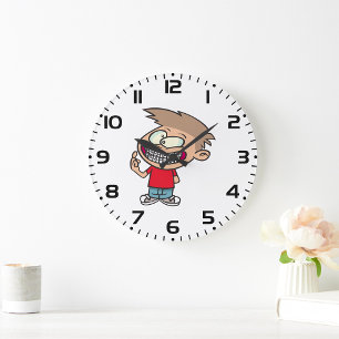 Lustiger Cartoon-Junge mit Zahnspangen-Lächeln Große Wanduhr