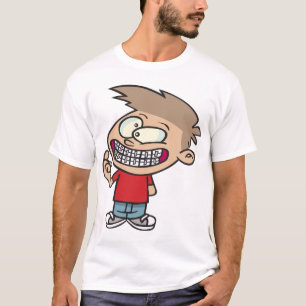 Lustiger Cartoon-Junge mit Zahnspangen-Lächeln T-Shirt