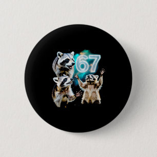 Lustiger chaotischer Waschbär heult bei 67 Cosmic Button
