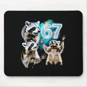 Lustiger chaotischer Waschbär heult bei 67 Cosmic Mousepad