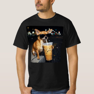 Lustiger Chihuahua, der eisgekühlten Kaffee trinkt T-Shirt