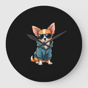 Lustiger Chihuahua-Hund, der leicht von einem groß Große Wanduhr