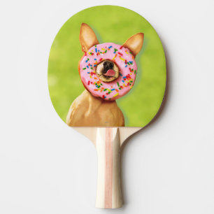 Lustiger Chihuahua-Hund mit besprühen Krapfen auf Tischtennis Schläger