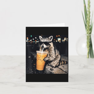 Lustiger cooler Waschbär, der eisgekühlten Kaffee Karte