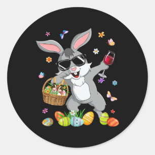 Lustiger Dabbing-Hase und Weinglas mit Ei-Bysket E Runder Aufkleber