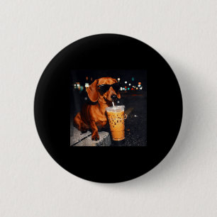 Lustiger Dachshund, der eisgekühlten Kaffee trinkt Button