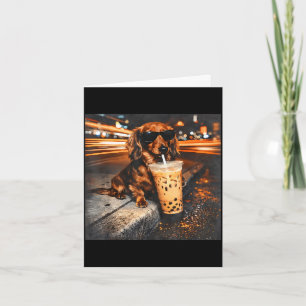 Lustiger Dachshund, der eisgekühlten Kaffee trinkt Karte