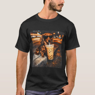 Lustiger Dachshund, der eisgekühlten Kaffee trinkt T-Shirt