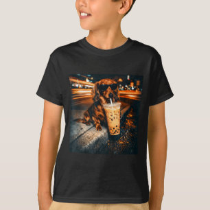 Lustiger Dachshund, der eisgekühlten Kaffee trinkt T-Shirt