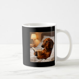 Lustiger Dachshund, der Eiskaffee trinkt, Liebhabe Kaffeetasse