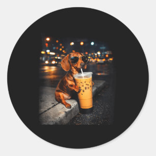 Lustiger Dachshund, der Eiskaffee trinkt, süßer Hu Runder Aufkleber