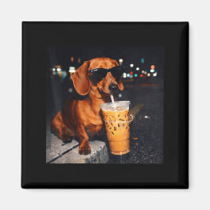 Lustiger Dachshund, der Kaffee mit Eis trinkt, Lie Magnet
