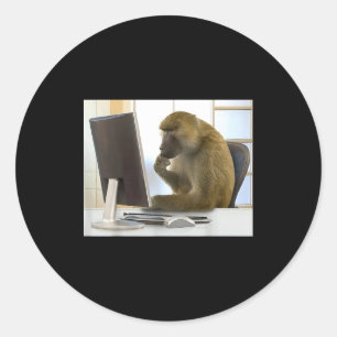 Lustiger denkender Affe Meme Büro Neugieriger Affe Runder Aufkleber