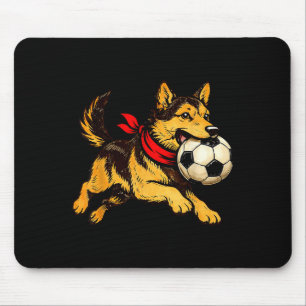 Lustiger deutscher Schäferhund spielt Fußball-Spie Mousepad