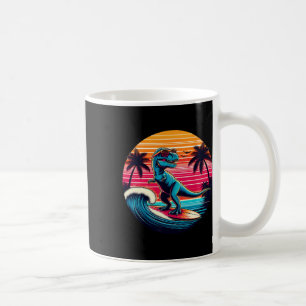 Lustiger Dinosaurier surft Retro-Sonnenuntergang M Kaffeetasse