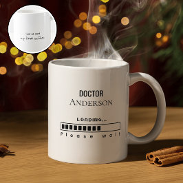 Lustiger Doktortitel-Abschluss Name wird geladen Kaffeetasse