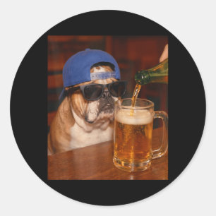 Lustiger English Bulldog Meme trinkt Bier Dog Dad Runder Aufkleber