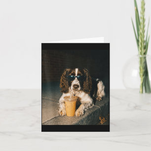Lustiger English Springer Spaniel Hund trinkt Eisk Karte