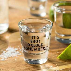 Lustiger "Es ist fünf Uhr irgendwo"-Zitat-Parodie Schnapsglas