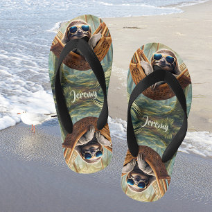 Lustiger Faultier mit Sonnenbrille in einer Hängem Kinderbadesandalen