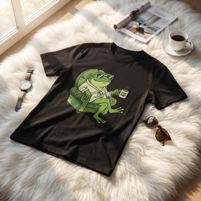 Lustiger Frosch trinkt Kaffee Süßes Cartoon-Design T-Shirt (Von Creator hochgeladen)