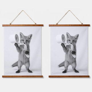 Lustiger Fuchs hält Toilettenpapier Minimalistisch Wandteppich Mit Holzrahmen