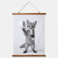 Lustiger Fuchs hält Toilettenpapier Minimalistisch
