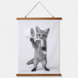 Lustiger Fuchs hält Toilettenpapier Minimalistisch Wandteppich Mit Holzrahmen