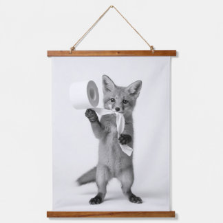 Lustiger Fuchs hält Toilettenpapier Minimalistisch Wandteppich Mit Holzrahmen