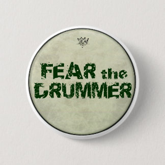 Lustiger Furcht-Schlagzeuger knöpft Button
