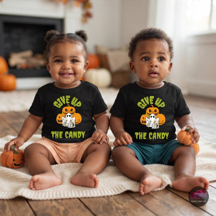 Lustiger Geist Gib Den Süßigkeiten Auf Halloween Baby T-shirt
