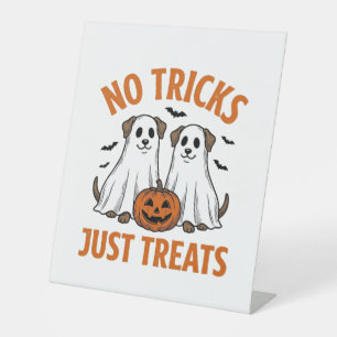 Lustiger Geist-Hund Halloween Keine Tricks, nur Le Sockelschild