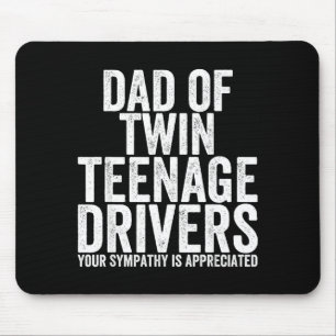 Lustiger gestresster Vater von jugendlichen Zwilli Mousepad