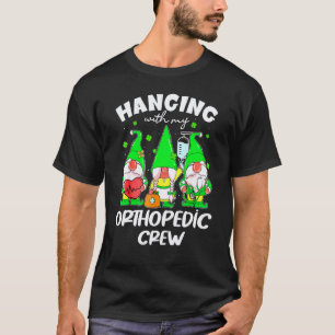 Lustiger Gnom, der mit orthopädischer Krankenschwe T-Shirt