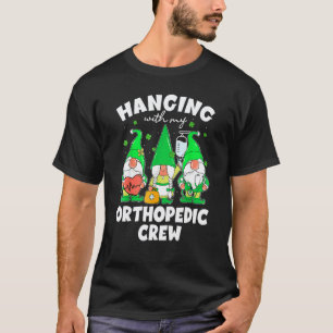 Lustiger Gnom, der mit orthopädischer Krankenschwe T-Shirt